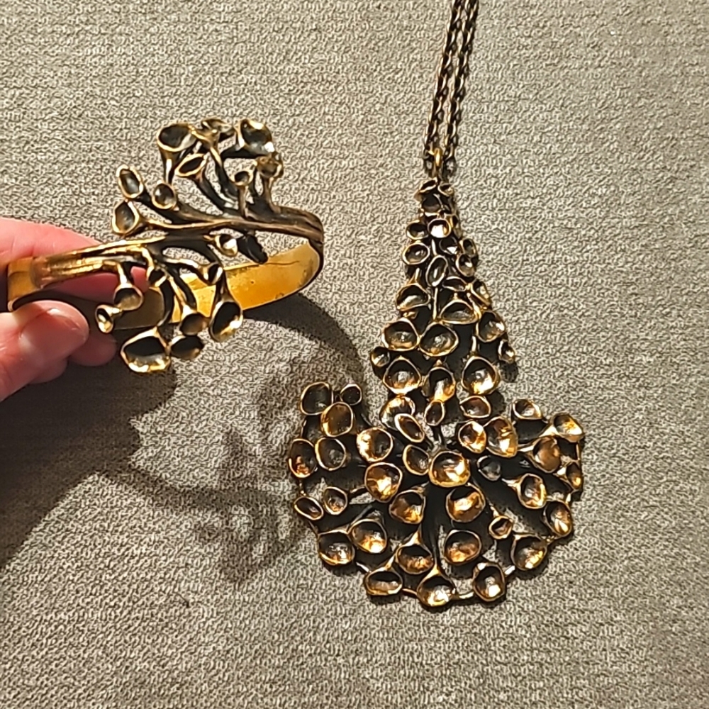 Costume necklace with adjustable matching bracelet